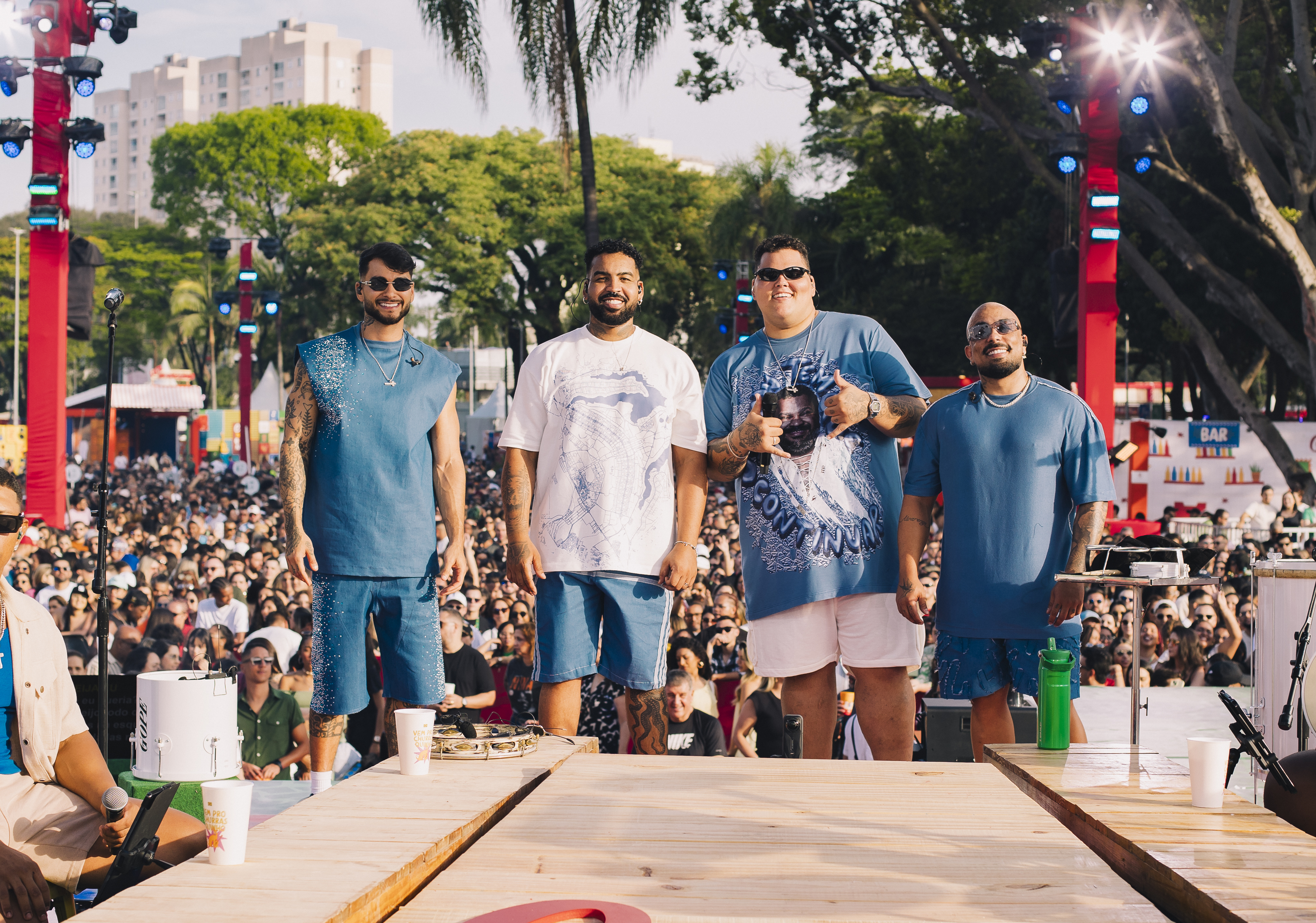 “A gente nasceu para fazer música”. O pagode contagiante dos Menos é Mais está a chegar a Portugal