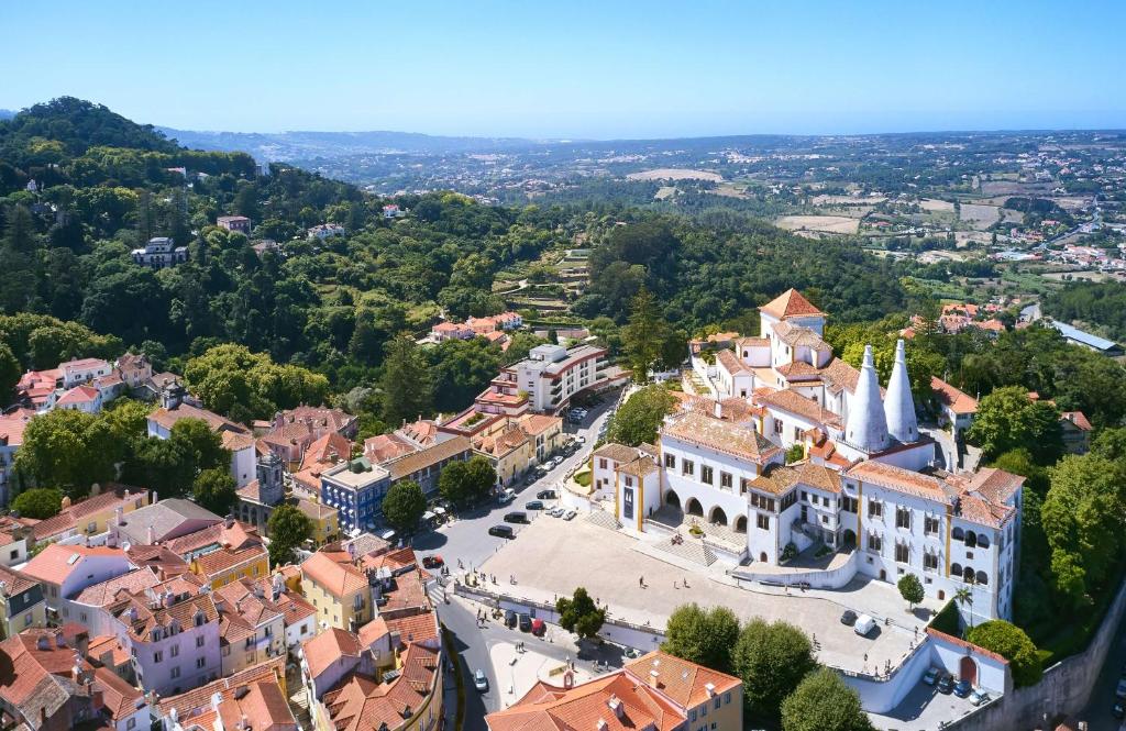 Há um novo hotel em Sintra. É romântico, fica no centro da vila (e uma noite não custa os olhos da cara)