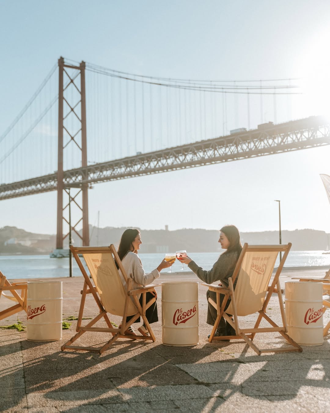 Aproveite o sol para ir beber um copo numa destas 5 esplanadas (e para trincar qualquer coisa)