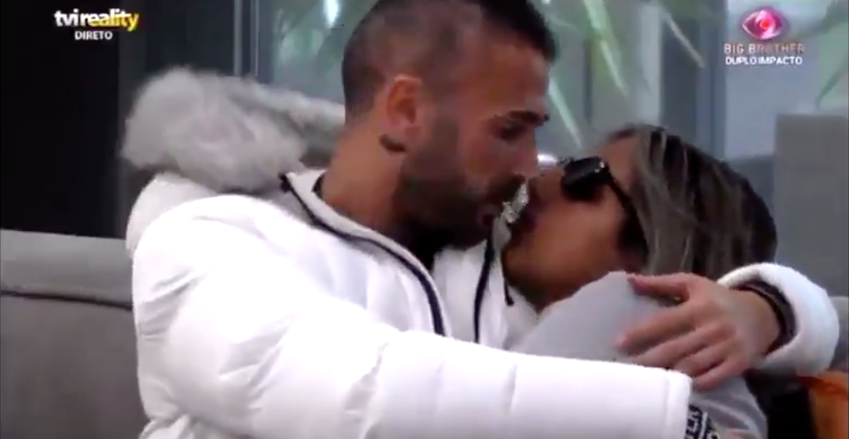 Habemus beijo! #Savana protagonizam primeiro beijo em frente às câmaras