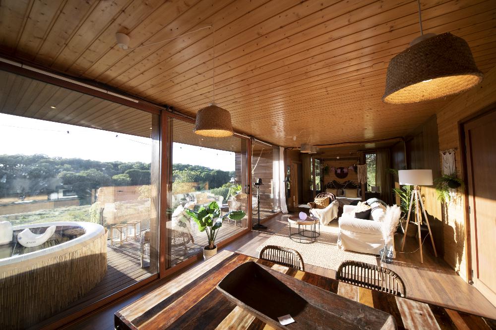 Entrámos numa das casas de “O Amor Acontece”. Tem jacuzzi, burros e uma varanda de madeira