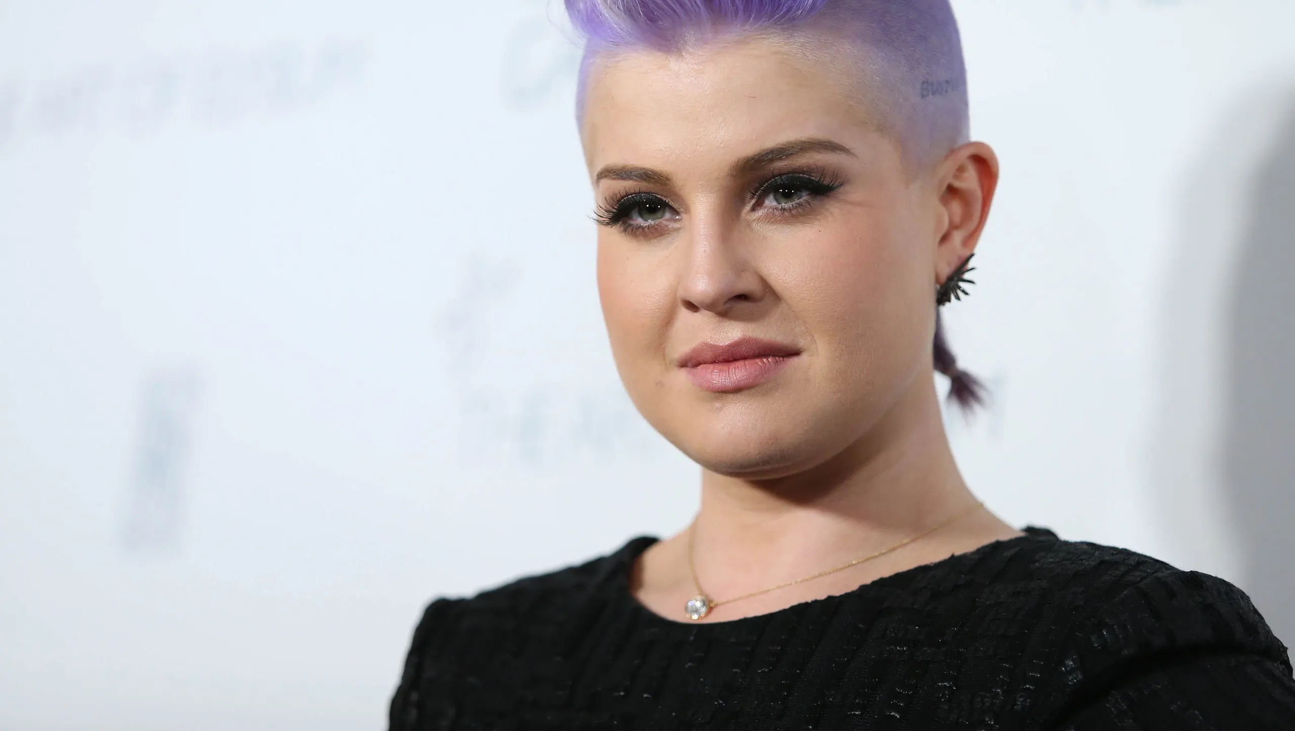 Filha de Ozzy Osbourne perdeu mais de 38kg e está irreconhecível. Veja as fotos de Kelly Osbourne