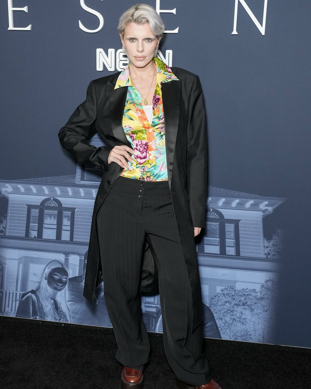 Julia Fox surge com novo look bizarro. Veja 21 fotos do estilo alternativo da atriz