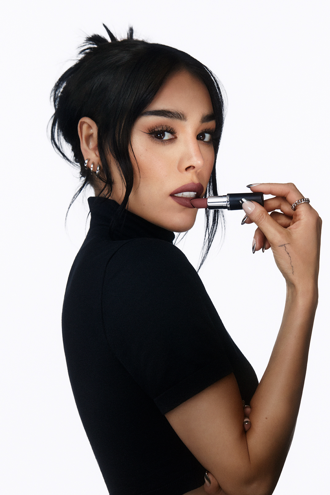 Os icónicos batons da M.A.C Cosmetics foram reinventados para “dar mais aos lábios”. Saiba tudo