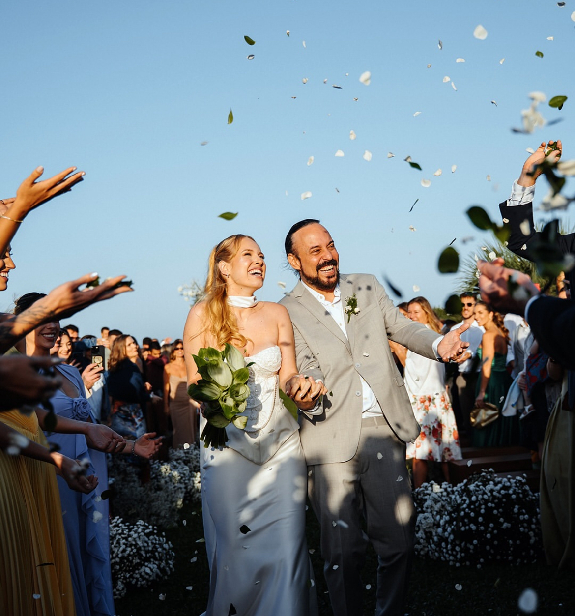 Gabriel o Pensador casa com influenciadora 27 anos mais nova. Veja as fotos da cerimónia