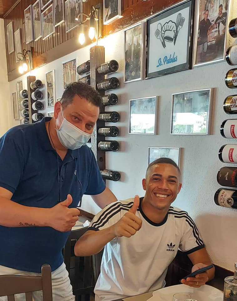 Avançado do Benfica furou quarentena obrigatória e foi apanhado num restaurante