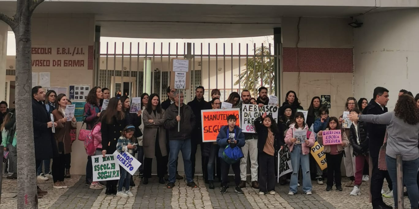 Escola degradada na freguesia das Jornadas gera protesto. Ministério ‘chuta’ responsabilidade para câmara. Veja as imagens
