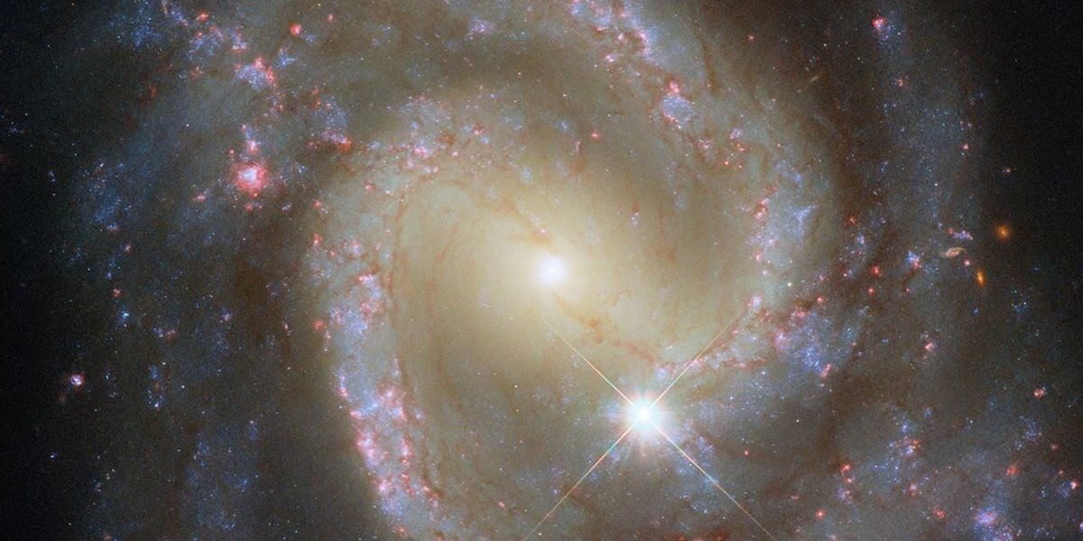 Hubble “espreita” uma galáxia espiral com um coração de estrelas a 46 milhões de anos-luz