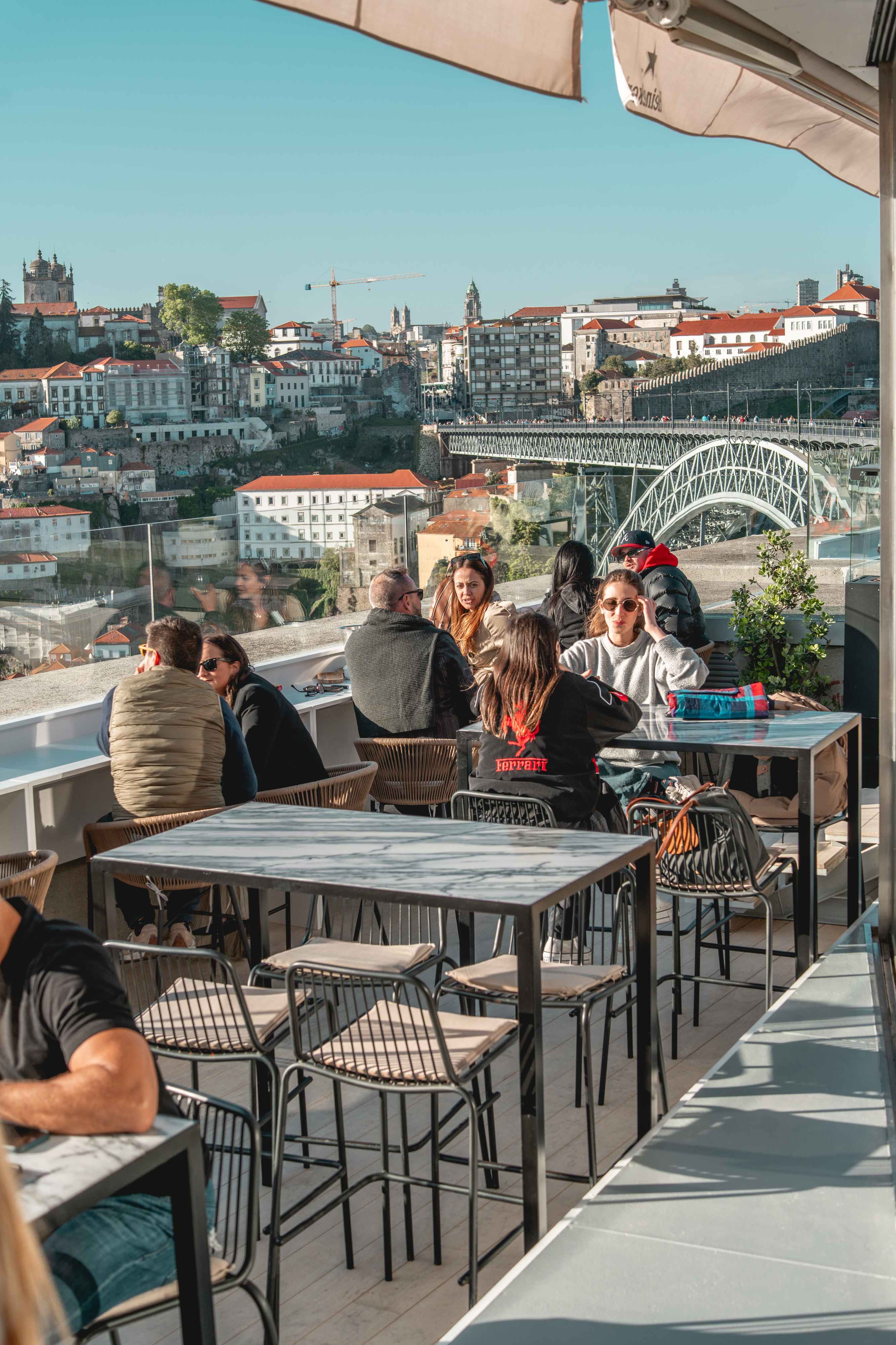 A melhor Esplanada com vista para o Porto já abriu. Há cocktails e petiscos novos para aproveitar o calor