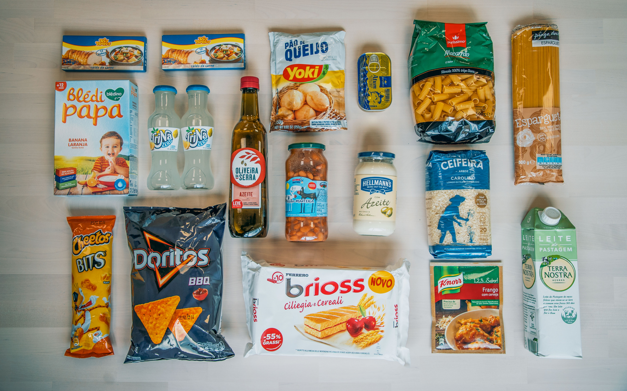 É assim um cabaz do banco alimentar. “Às vezes pergunto-me porque é que ainda vou buscar este cabaz”