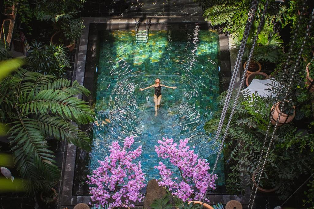 A piscina interior deste hotel com vibes de selva é deslumbrante  — mas fica na Europa