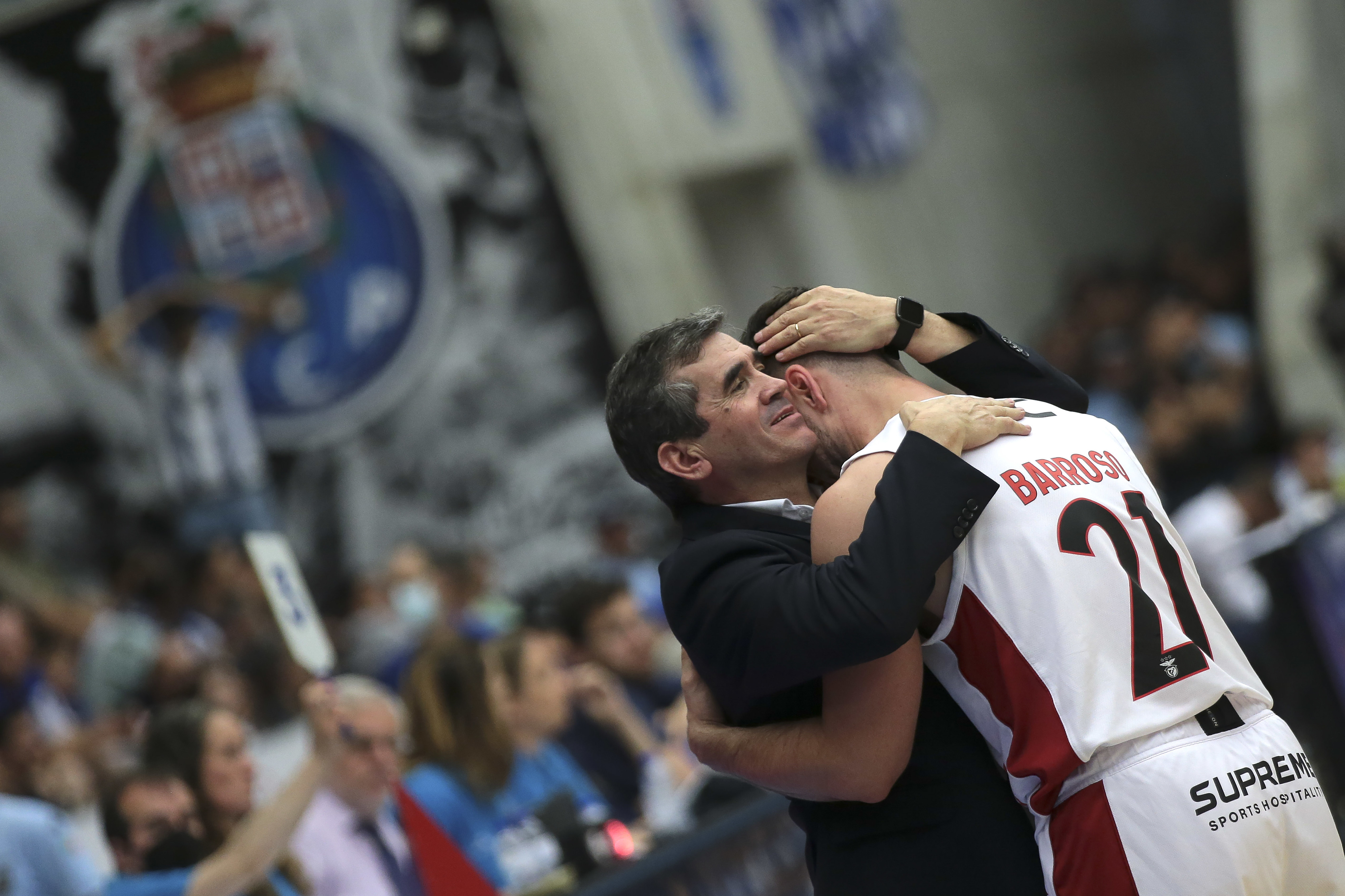 Benfica vence por um ponto e conquista Taça de Portugal de basquetebol -  SIC Notícias