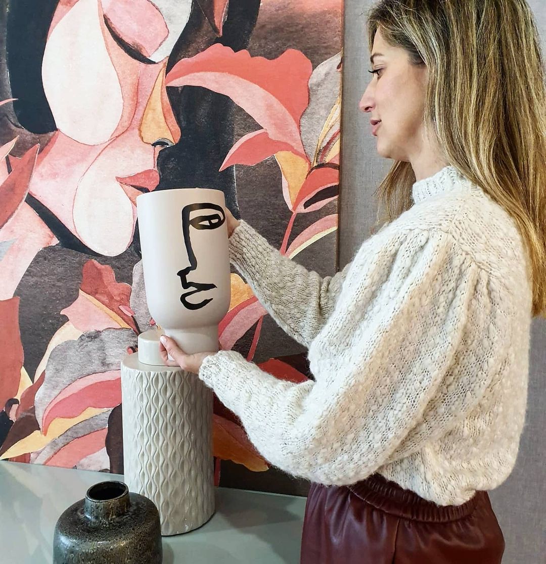 Espelhos para aumentar espaços e peças à escala para criar harmonia. 5 dicas infalíveis de decoração