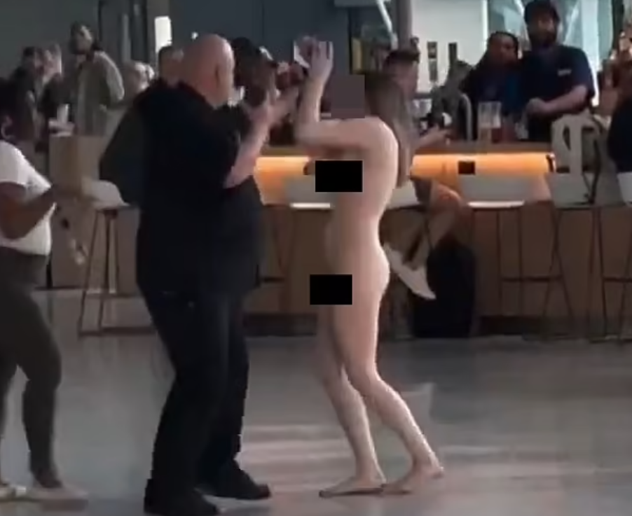 Mulher anda nua pelo aeroporto e protagoniza uma cena surreal que já é viral nas redes