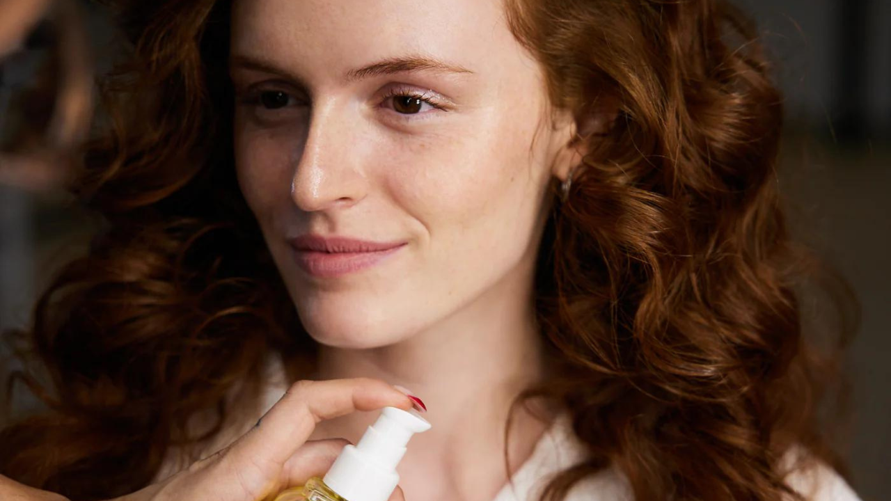 Quer um cabelo sedoso, suave e com mais brilho? Este óleo vai transformá-lo com apenas 3 gotas