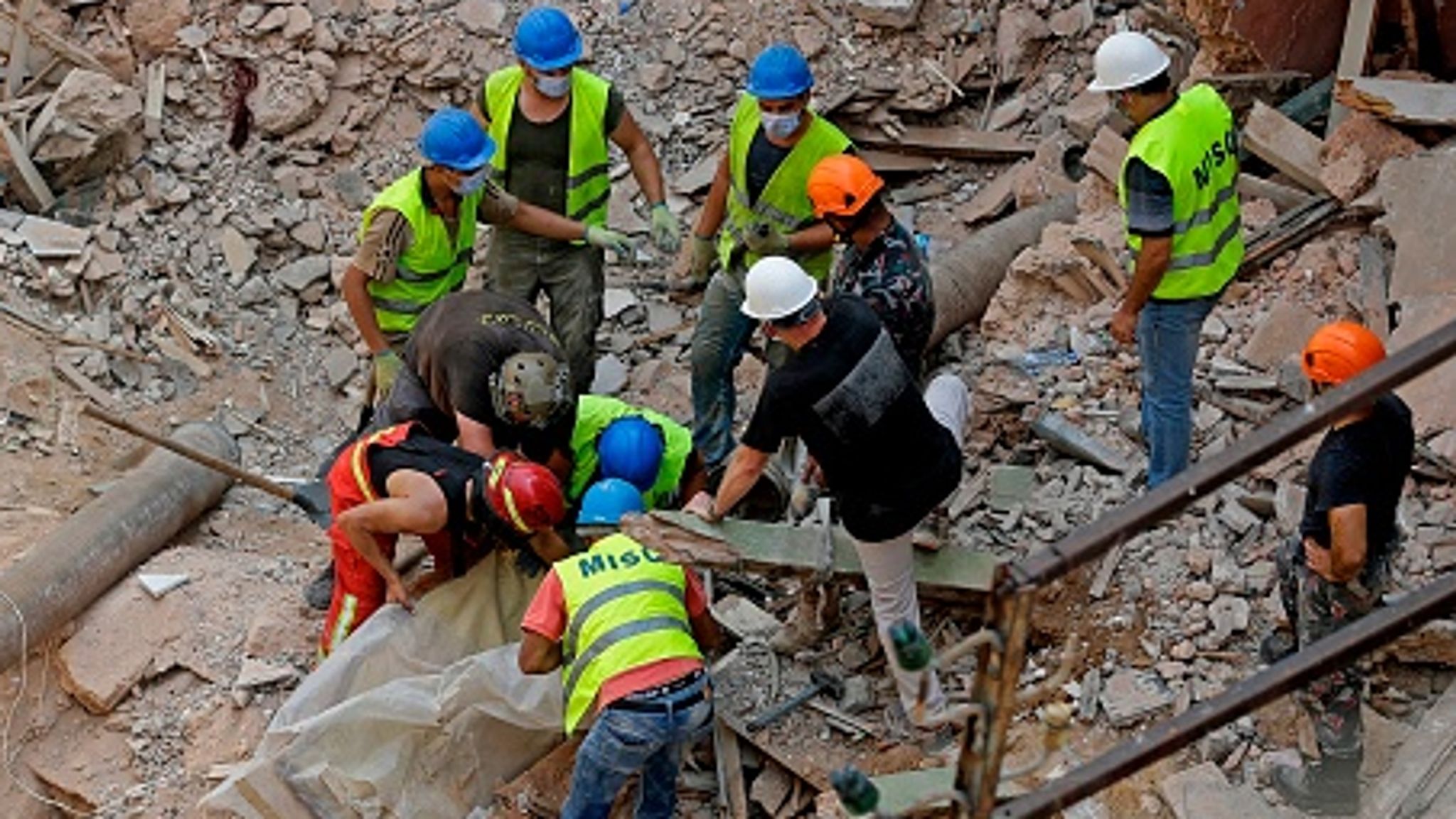Ainda pode haver gente com vida soterrada debaixo dos escombros do porto de Beirute. Mas a esperança é mínima