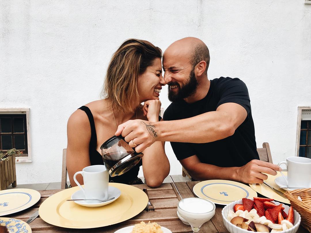 Vestido reutilizado e confetis feitos de folhas das árvores. Assim se faz um casamento zero waste
