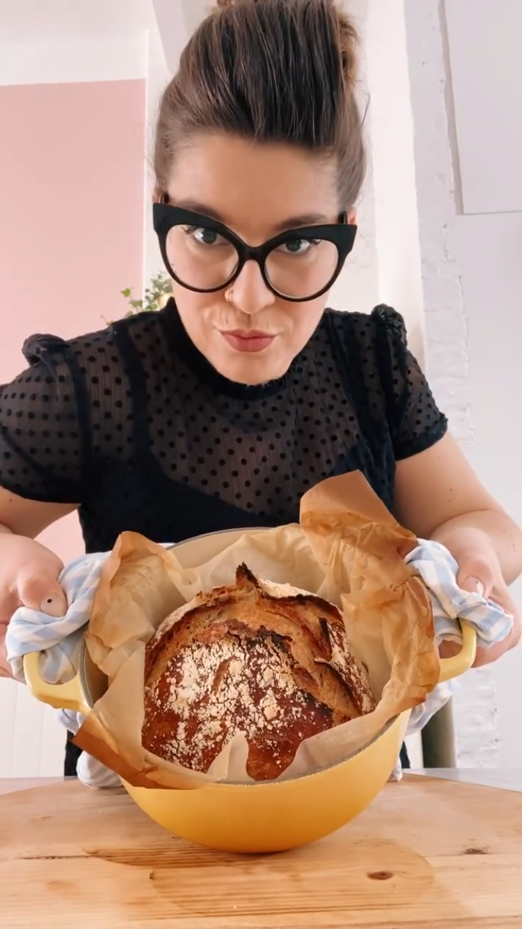 Só precisa de 4 ingredientes para fazer este pão viral em casa