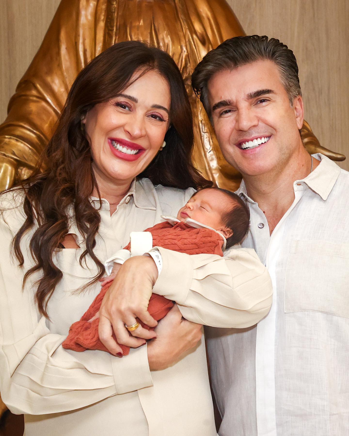 Veja as fotos amorosas do terceiro filho de Cláudia Raia. Atriz foi mãe novamente aos 56 anos