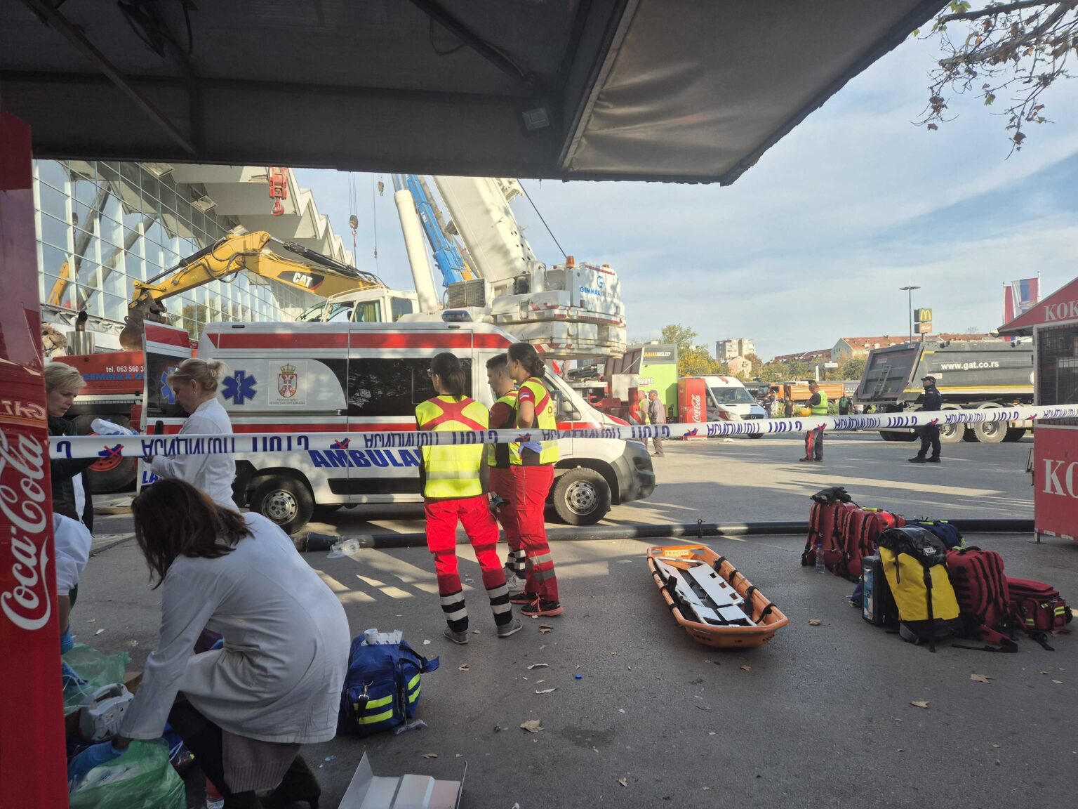 Desabamento de telhado provoca pelo menos oito mortos em estação de comboios na Sérvia