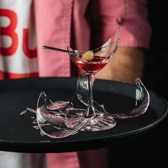 Torto nasceu, tarde ou nunca se endireitará. E é saborosa a imperfeição deste bar no Porto