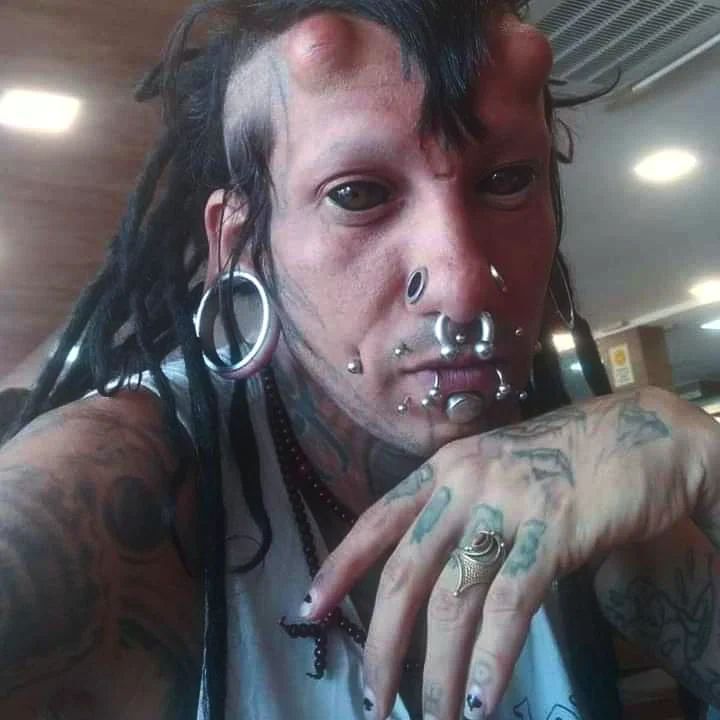 Homem gasta mais de 18 mil euros a mudar o corpo. Tatuou a língua e o pénis para parecerem divididos