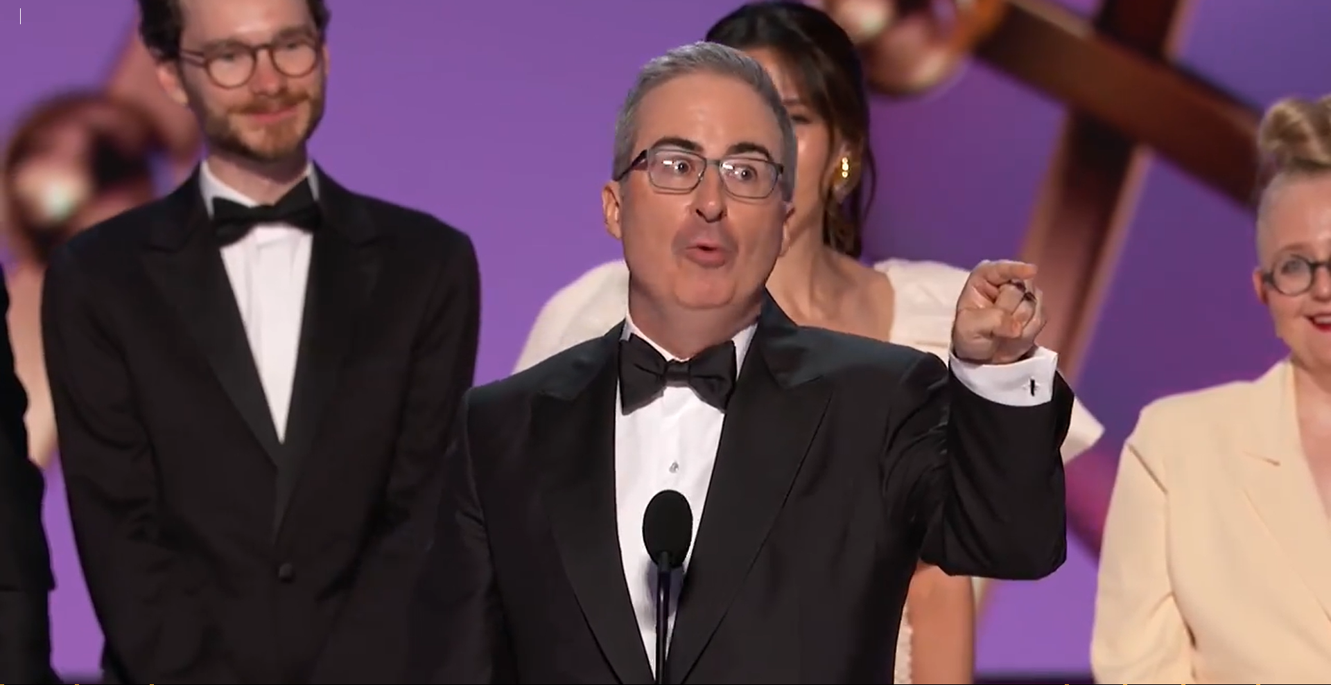 Depois de ter sido silenciado enquanto falava da cadela morta, John Oliver já recebeu pedido de desculpas dos Emmys