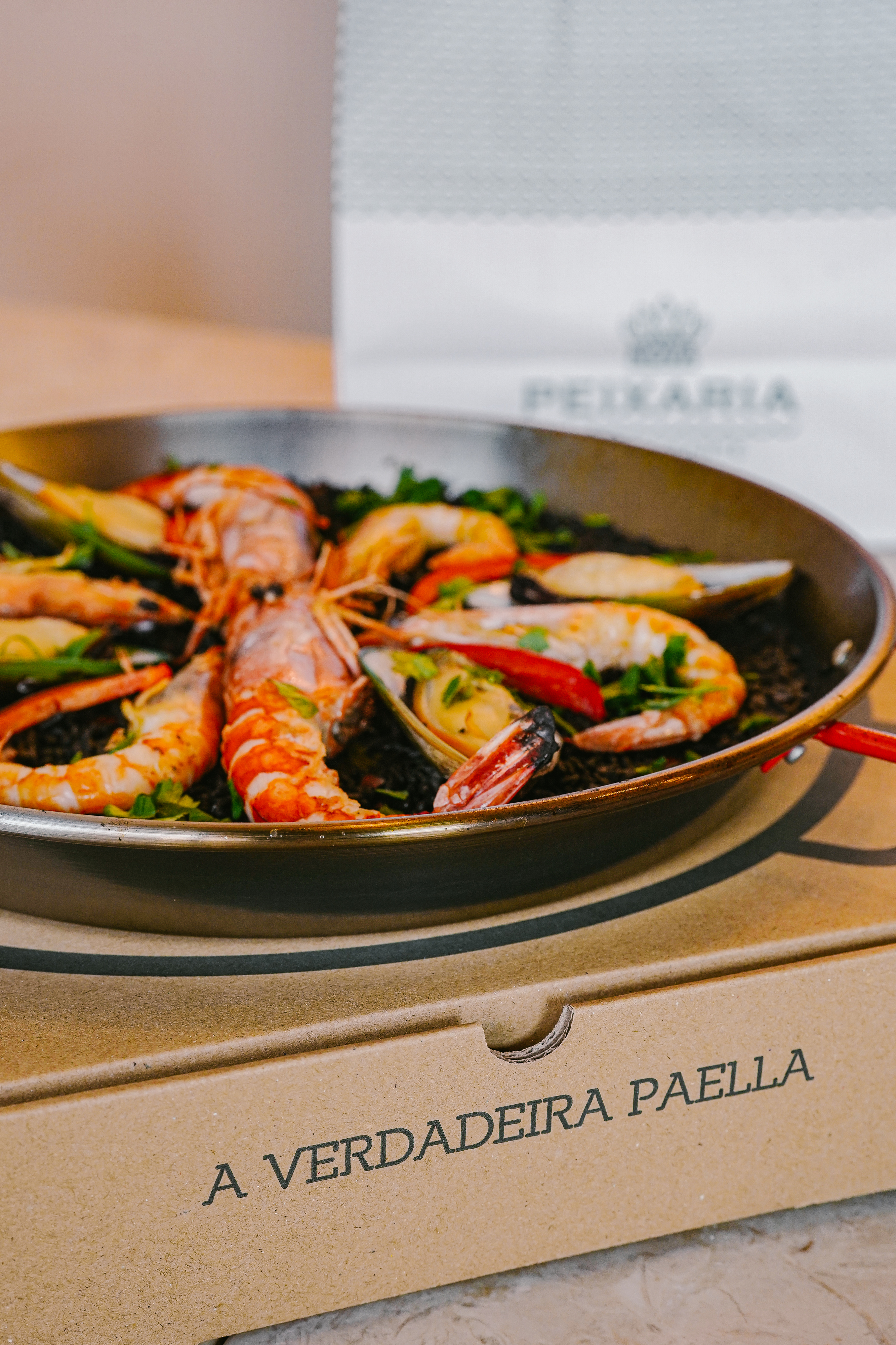 Viaje à mesa em família com as paellas da Nova Peixaria