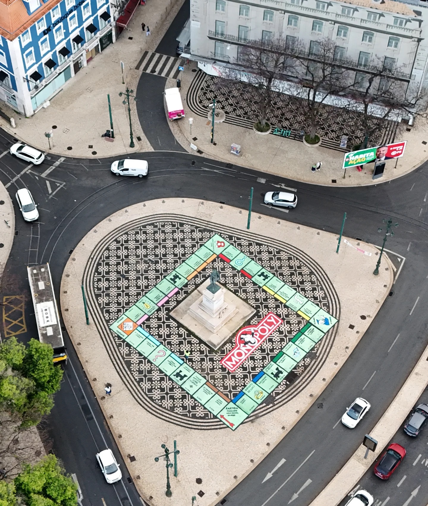 Bordalo II pôs o Cais do Sodré a parecer um tabuleiro de Monopólio. Câmara de Lisboa diz que é um “atentado”