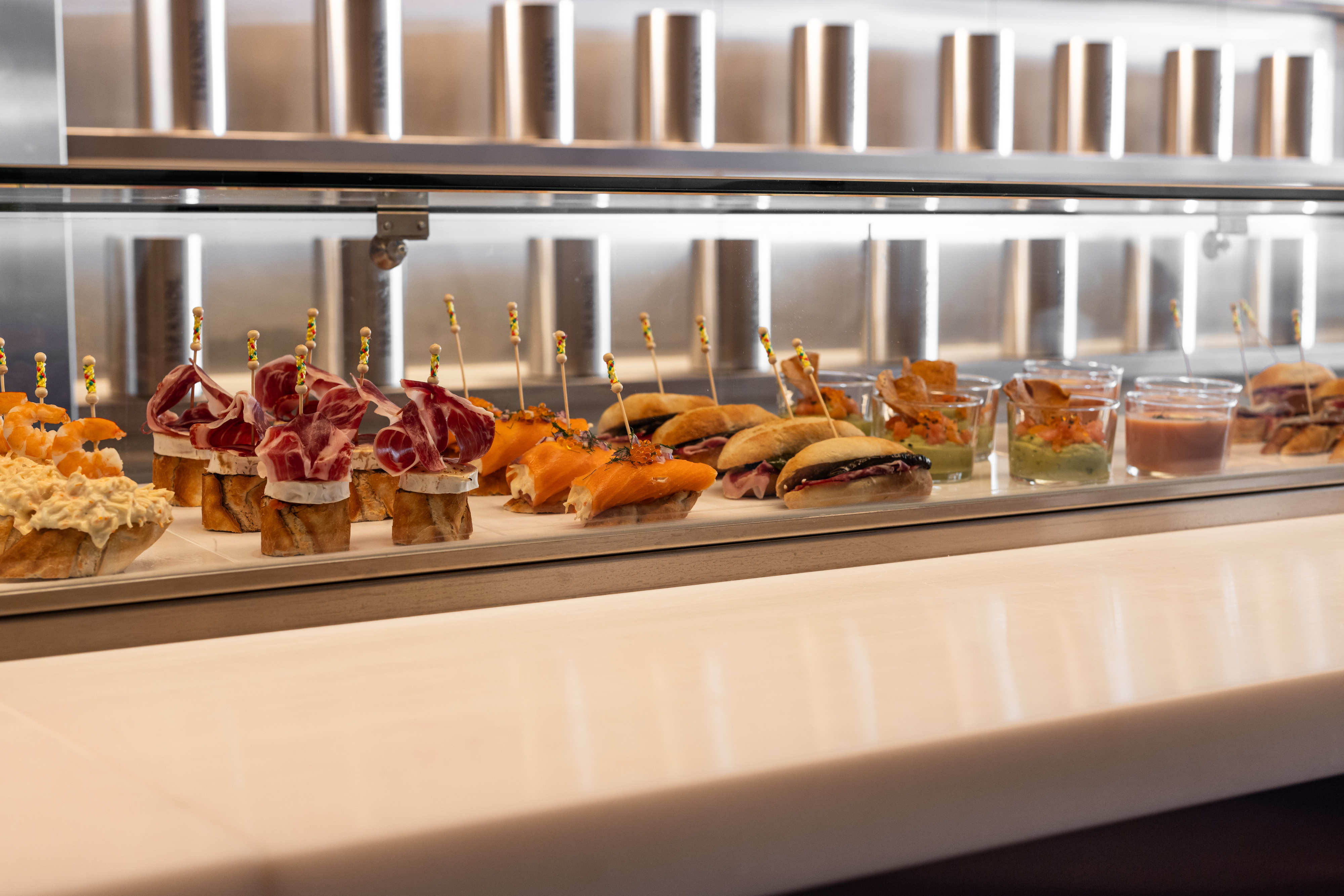 Imanol Barra Basca. Os tradicionais petiscos e tapas do País Basco já chegaram a Portugal