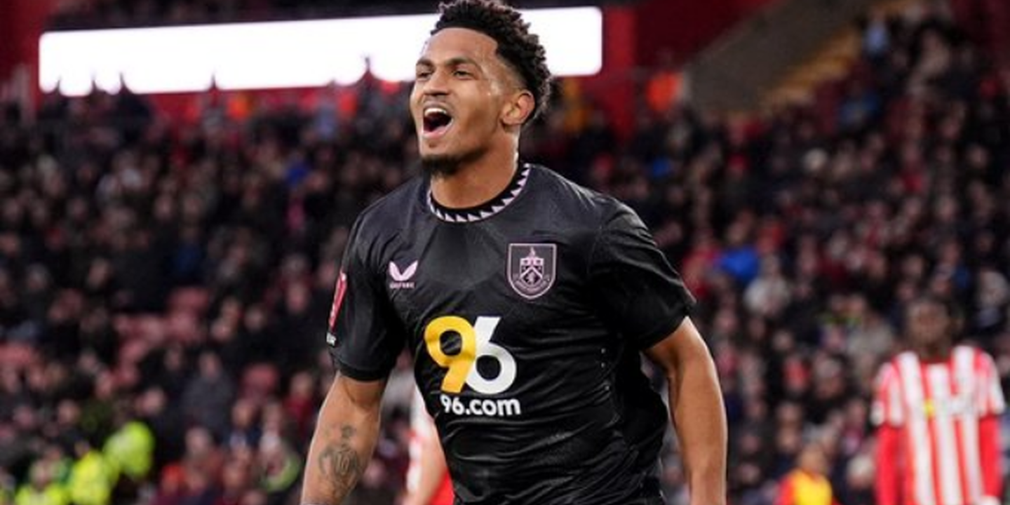 Chegar, ver e marcar: Edwards estreou-se pelo Burnley com golo decisivo