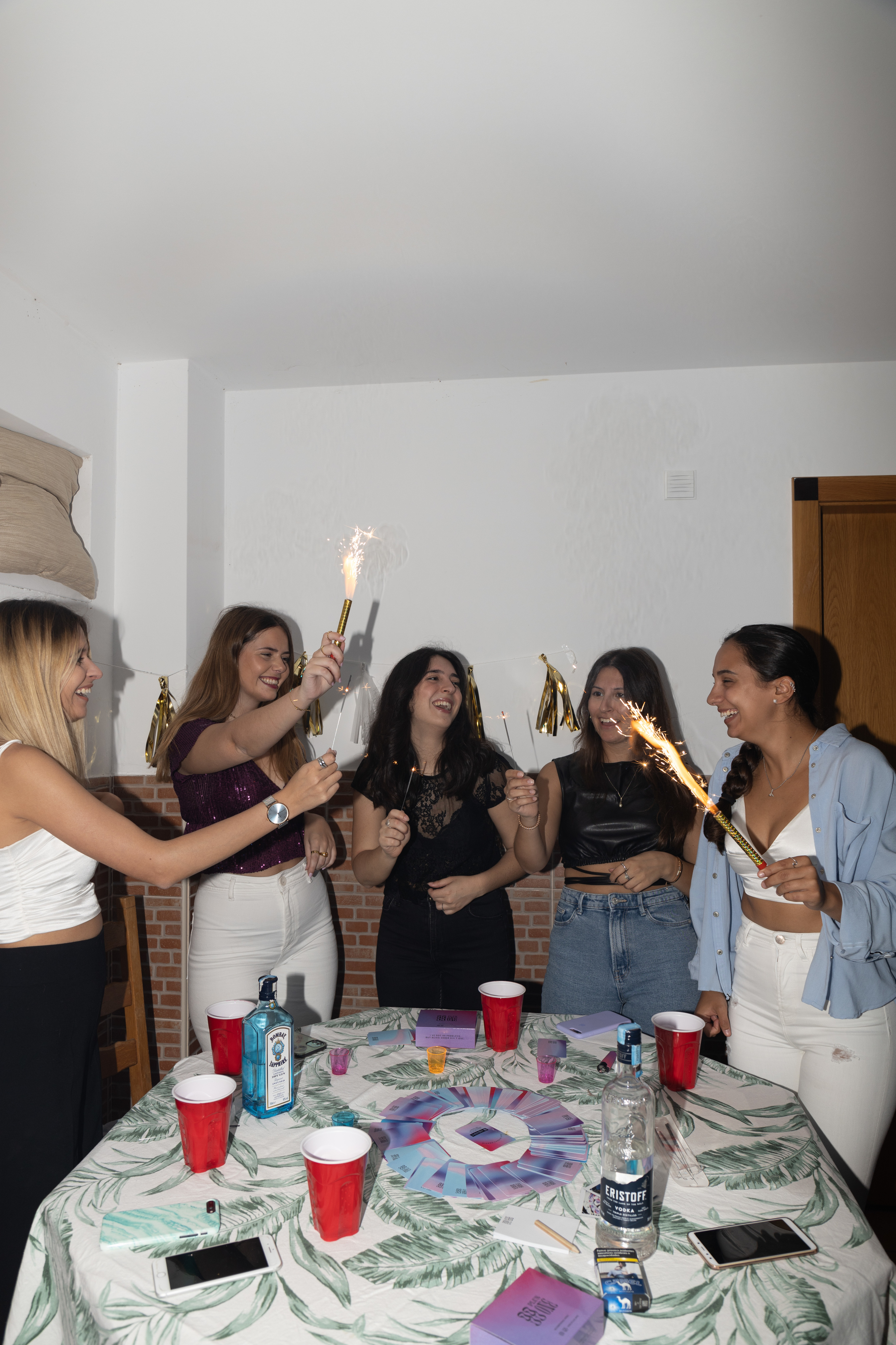 “99 Plus One” cartas de pura diversão. Conheça o novo drinking game da influencer Sara Vicario