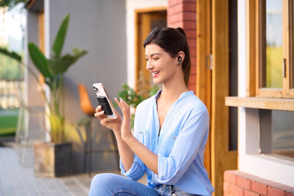 Auriculares Komutr têm estojo recarregável com MagSafe para ligar ao iPhone