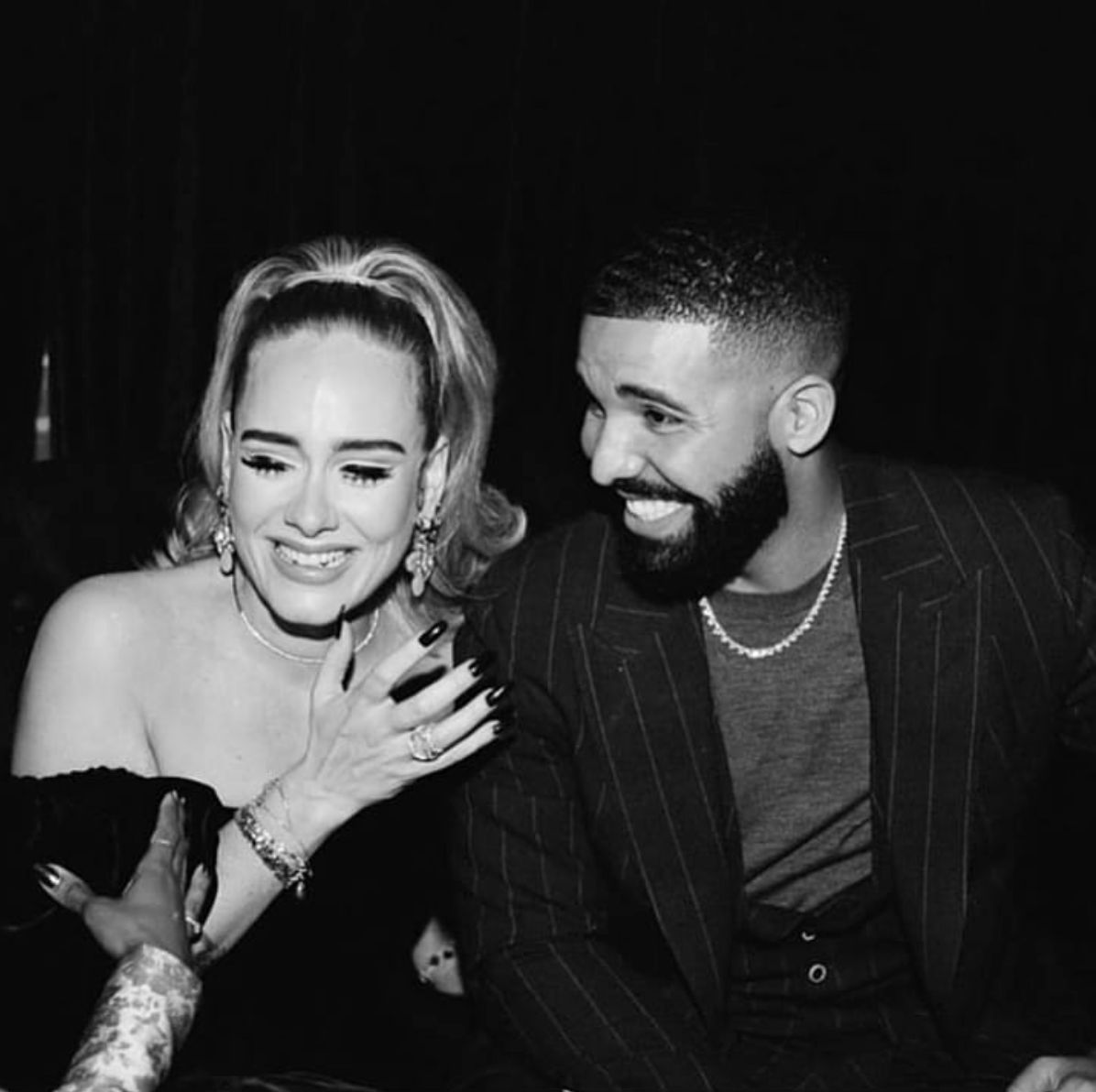 Adele aparece mais magra na festa de Drake e faz sucesso nas redes sociais