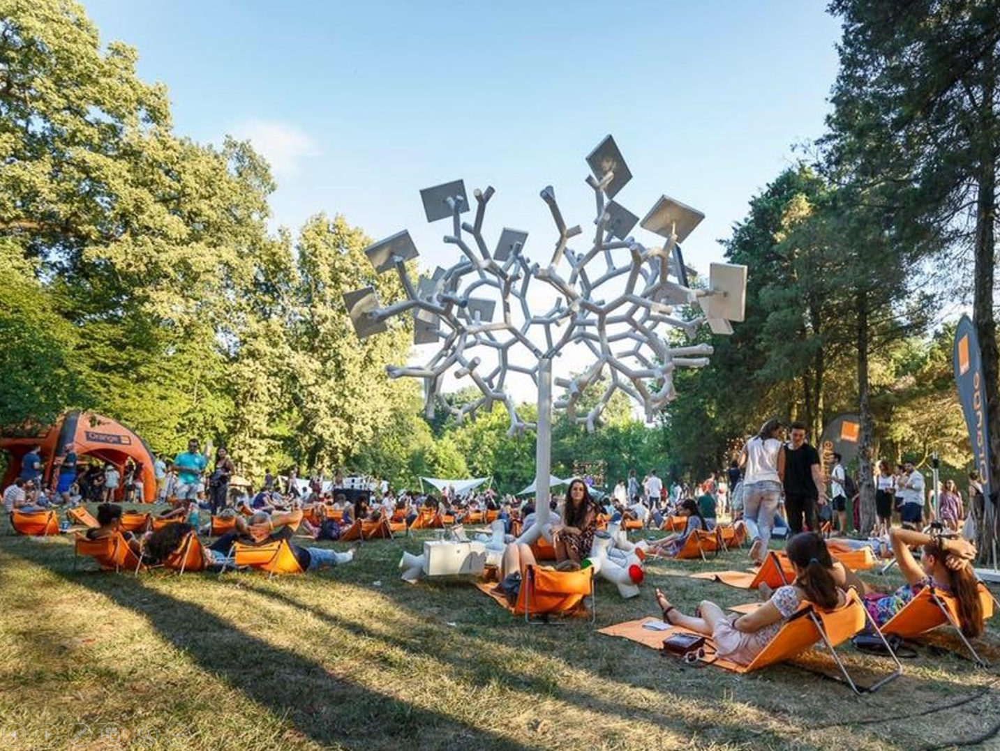 VTree: esta árvore não dá fruta mas carrega o telemóvel e oferece Wi-Fi