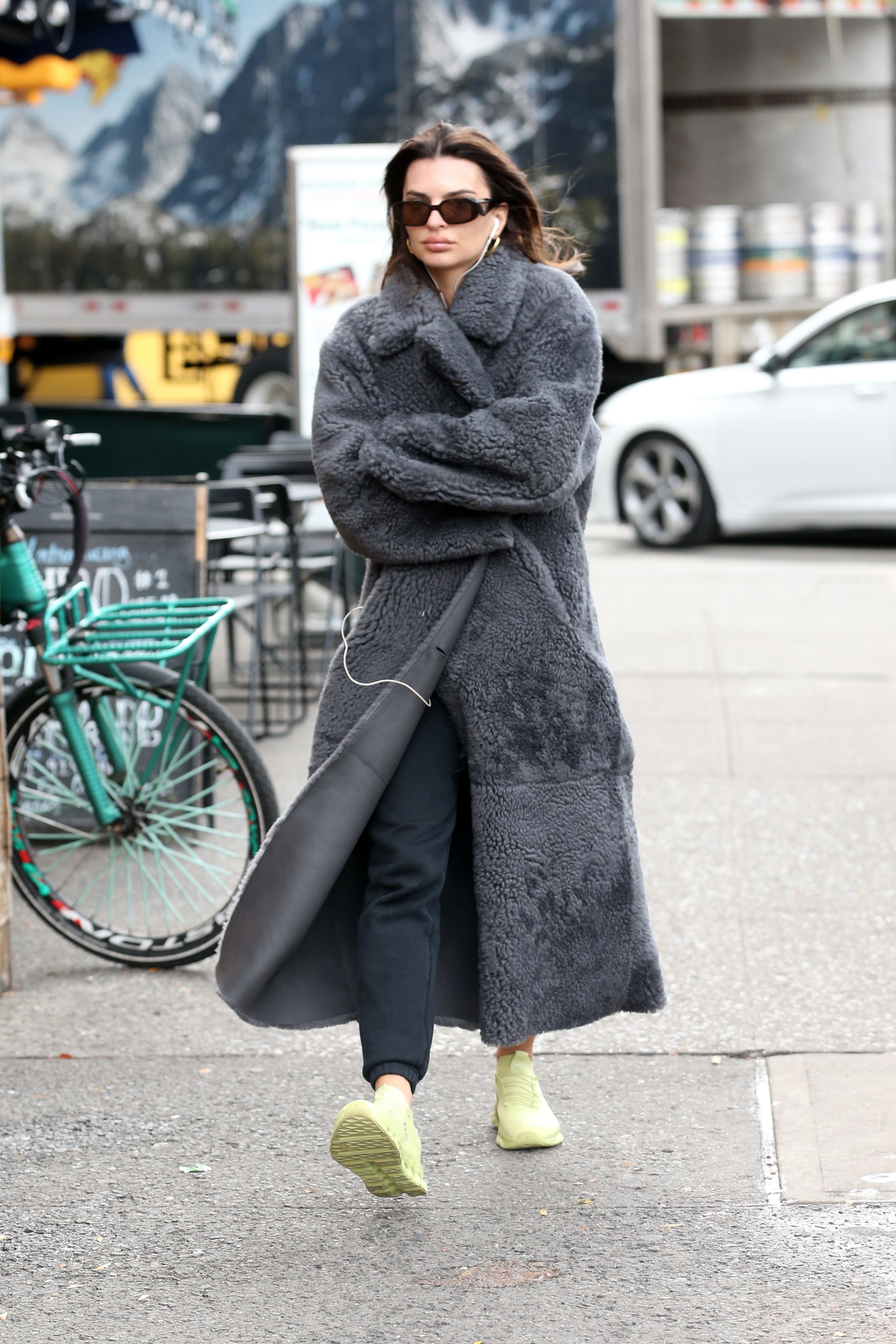 Fast fashion mas nem tanto. Este casaco quentinho de Em Rata é da Mango e custa uma pipa de massa