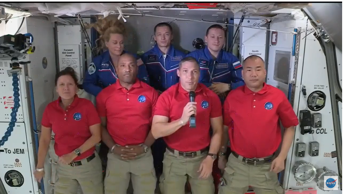 NASA e SpaceX confirmam sucesso. Os 4 astronautas e 1 bebé Yoda já estão a bordo da EEI