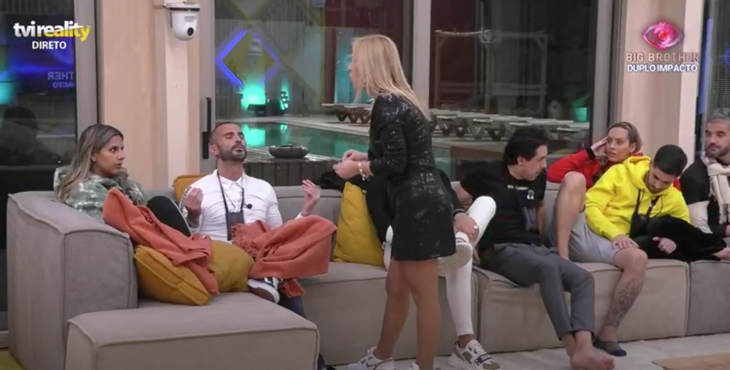 Savate começa a rezar enquanto Teresa o ataca. “Tens um defeito, és vingativo”