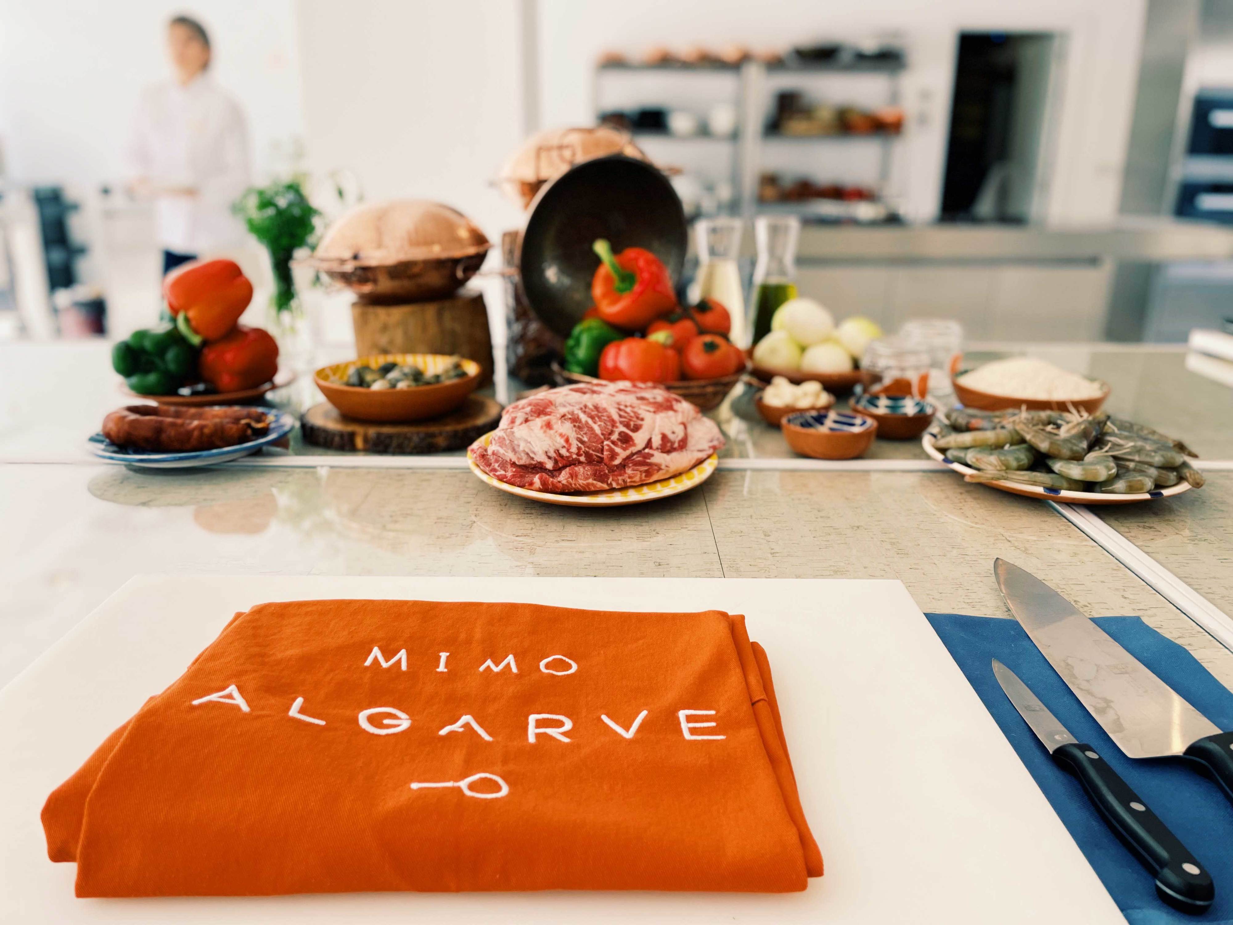 Entrámos sem saber estrelar um ovo, saímos especialistas em bacalhau. Fomos cozinhar ao Mimo