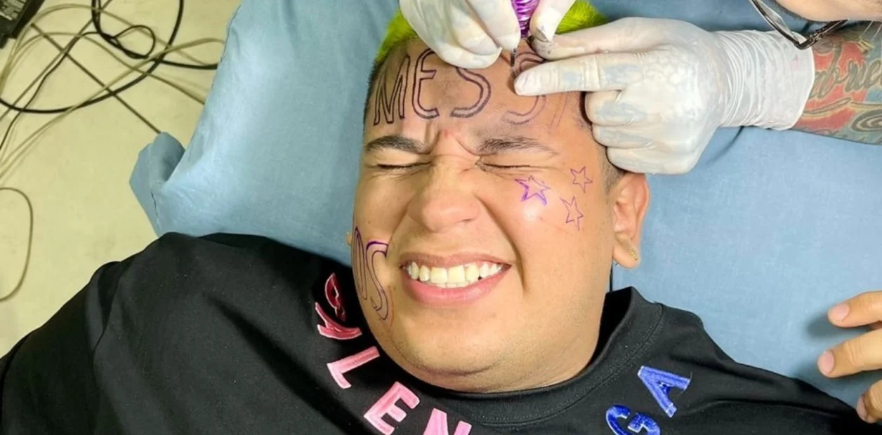 Tatuou “Messi” na testa depois da vitória da Argentina no Mundial. Agora está arrependido