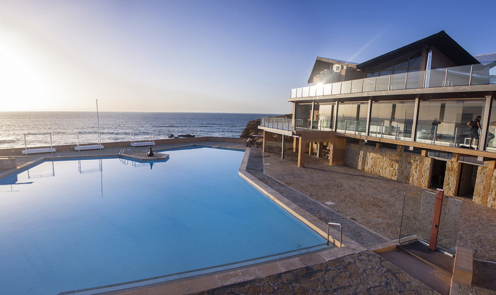 Esta esplanada à beira-mar no Guincho tem sangria, açaí e uma piscina oceânica de água salgada