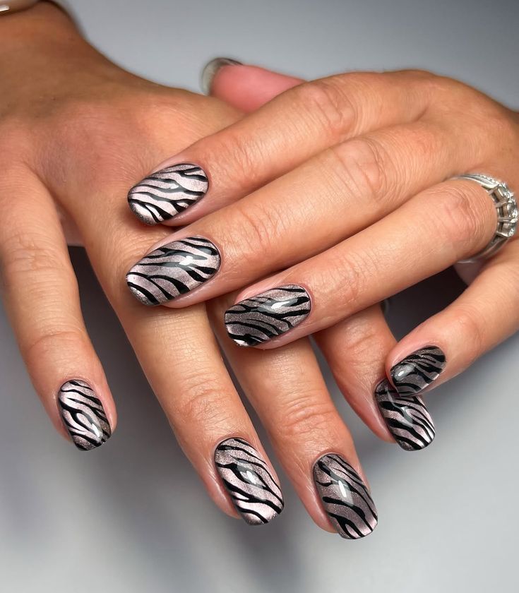 O padrão zebra vai ser a grande sensação das unhas. Inspire-se nestas 10 manicures arrojadas