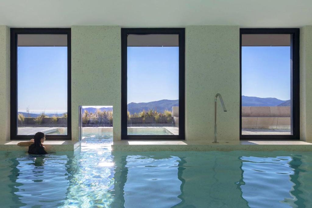 5 hotéis surpreendentes com piscinas interiores maravilhosas para descansar (mesmo sem dias quentes)