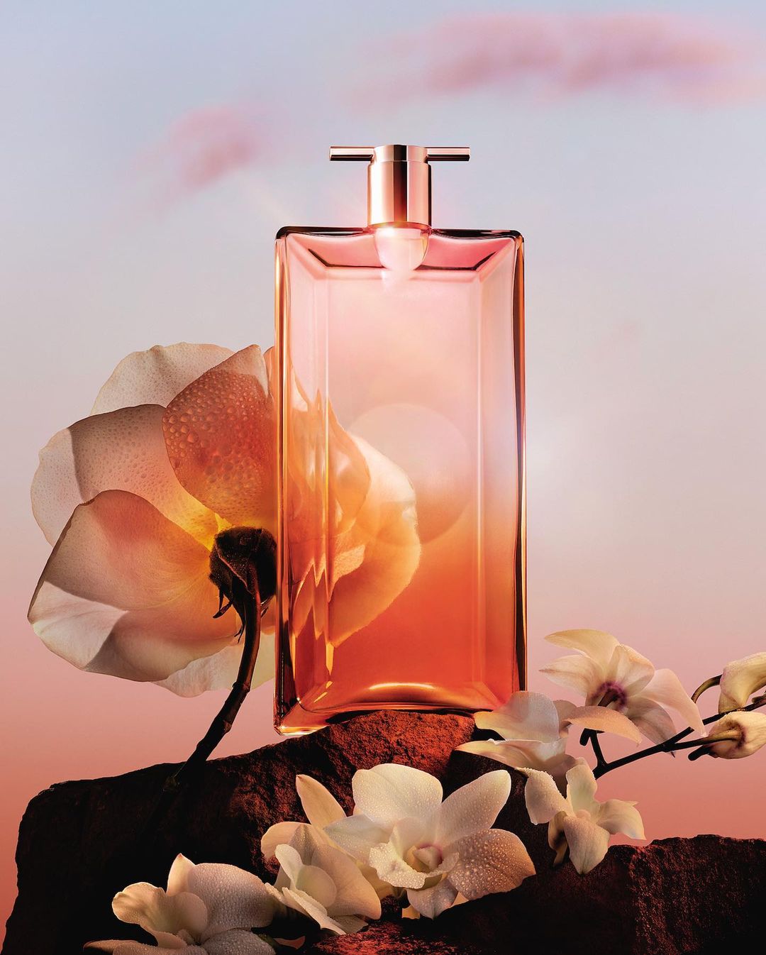 O frasco estreito do novo perfume da Lancôme torna-o indispensável na mala de férias