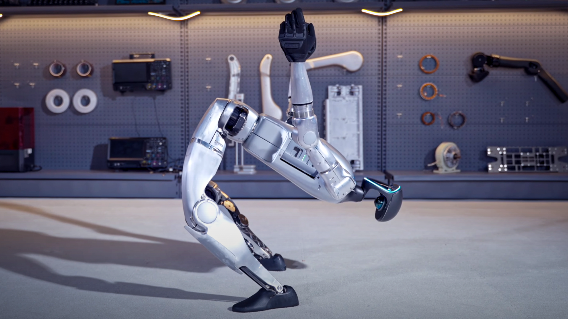 Novo robot humanoide G1 faz acrobacias, esmaga nozes e tem artes de contorcionista. Veja o vídeo