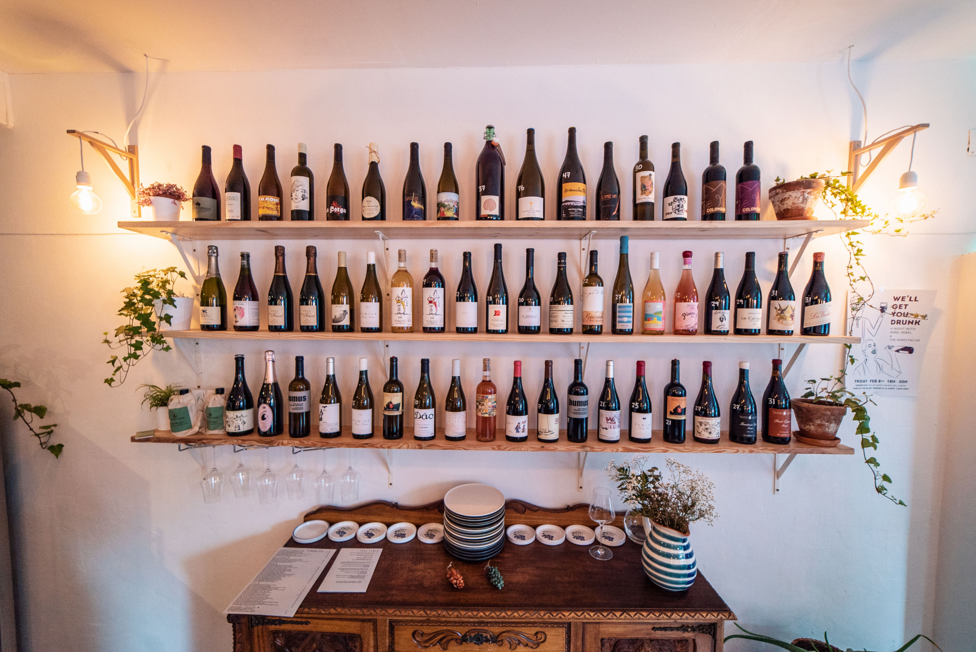 Espumantes, vinho a copo e comida vegetariana. Bem-vindos ao Senhor Uva