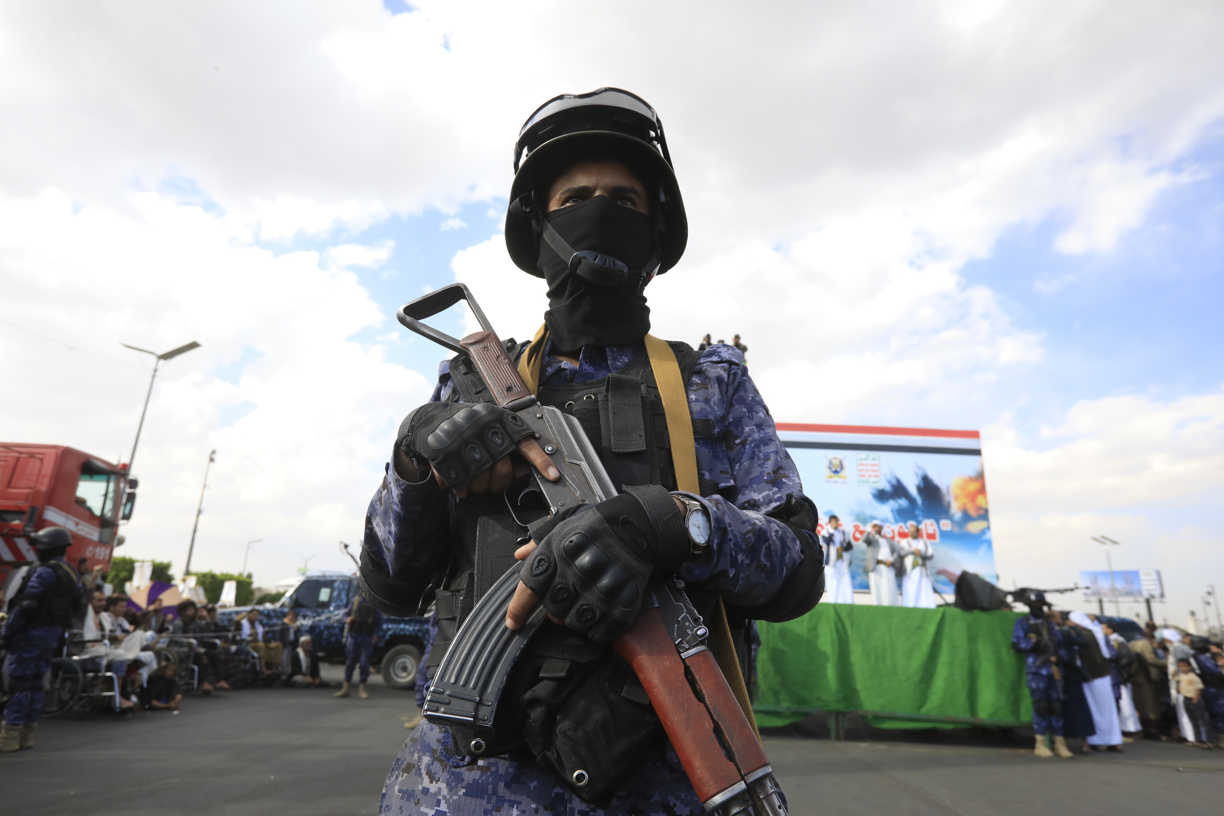 Rebeldes Huthis do Iémen reivindicam terceiro ataque contra porta-aviões dos EUA