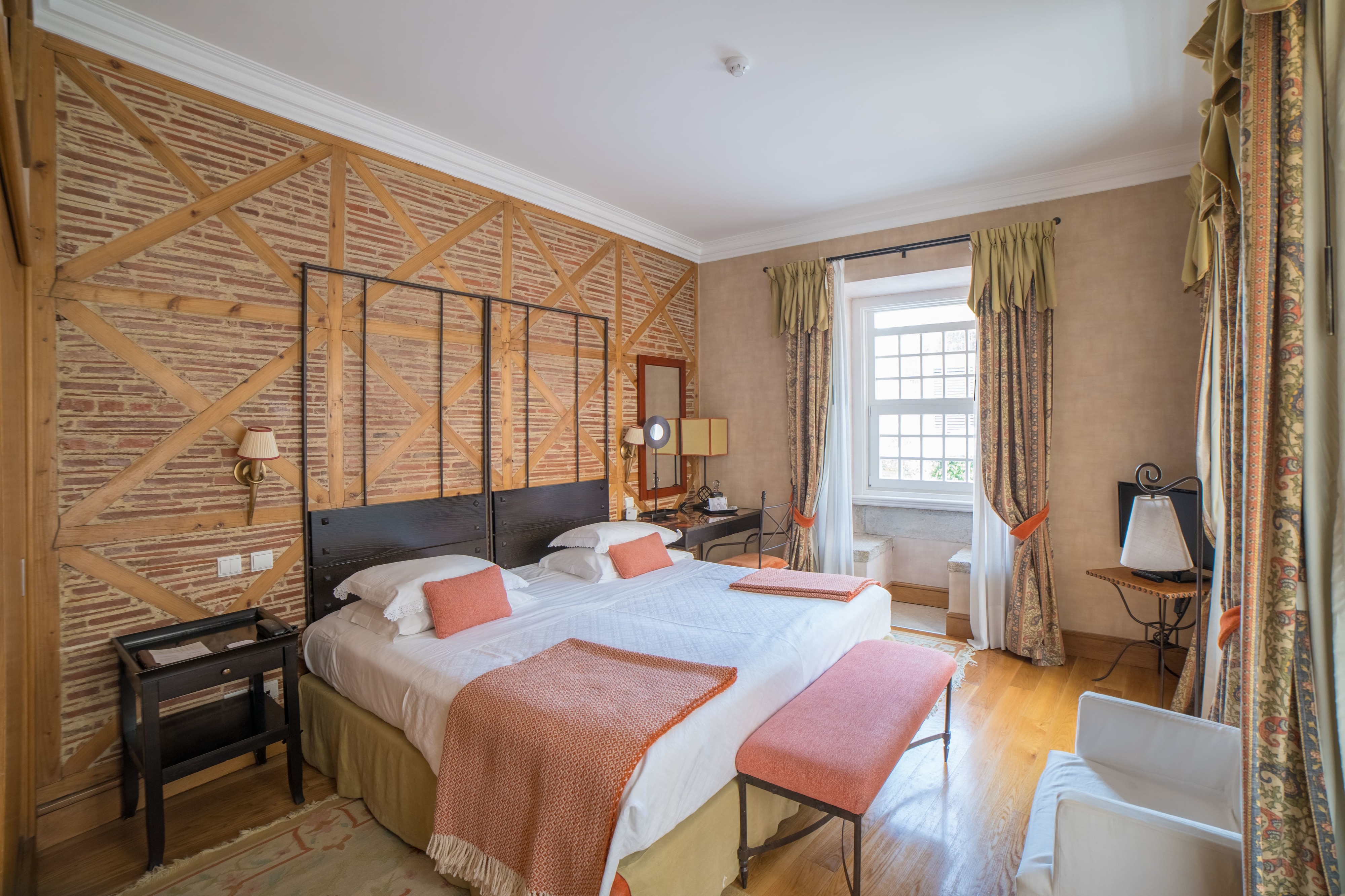 Estes hotéis icónicos, incluindo um dentro de um castelo, estão com 35% de desconto