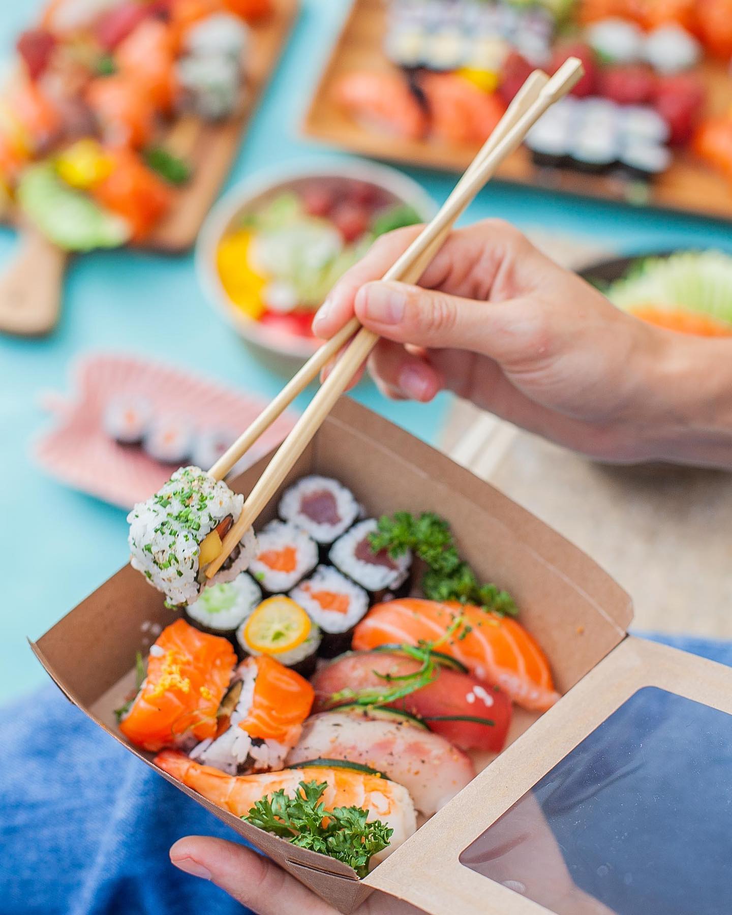 Sushi, bowls saudáveis e bolos pecaminosos. Cabe tudo neste espaço que lhe leva a comida a casa