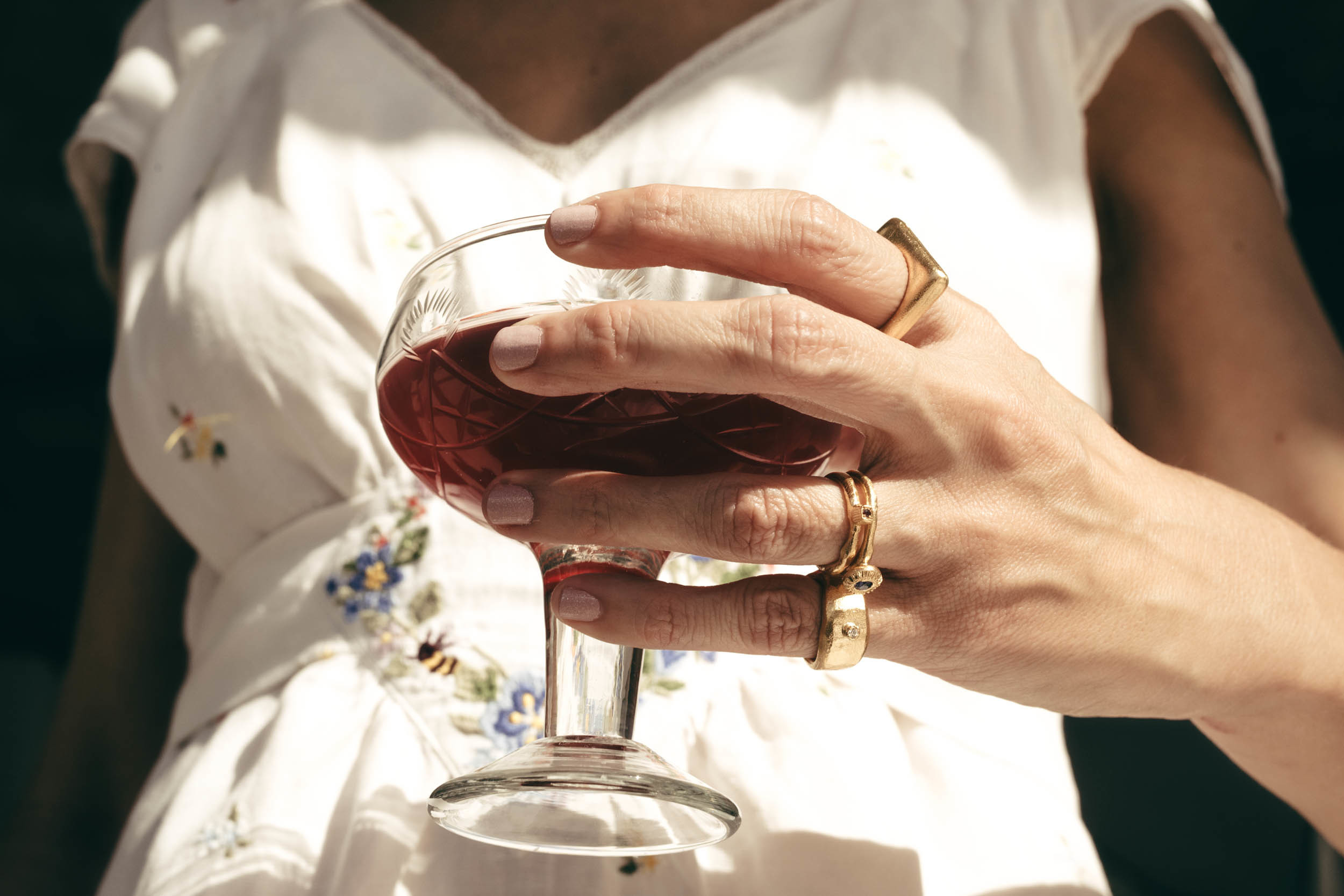 Simplicidade cheia de pedras preciosas. Conheça a nova coleção de anéis de Juliana Bezerra